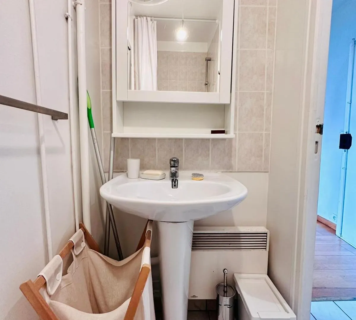 Apartment Charmant Appartement Menilmontant Paris